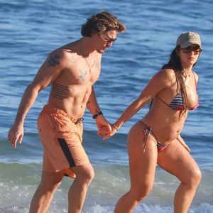 Rômulo Arantes Neto e Mari Saad foram à praia neste sábado, 18 de julho de 2026