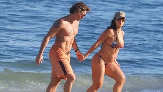 Mari Saad exibe barriga de grávida na praia e troca beijos apaixonados com Rômulo Arantes Neto. Veja fotos do casal!