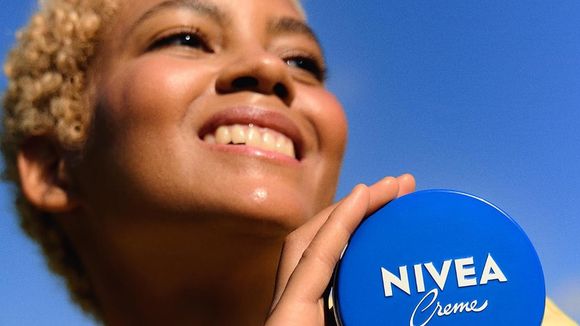 Nunca havia pensado reutilizar as latas vazias da Nivea para fazer organizadores de cozinha: ficam lindos e deixaram minha casa muito mais organizada