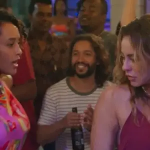 Vestido que Raquel usou na cena do samba em ‘Vale Tudo’ está esgotado no site oficial da Farm, mas pode ser encontrado em outros portais. A média de preço varia de R$ 400 a R$ 500