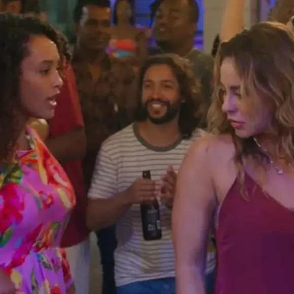 Vestido que Raquel usou na cena do samba em ‘Vale Tudo’ está esgotado no site oficial da Farm, mas pode ser encontrado em outros portais. A média de preço varia de R$ 400 a R$ 500