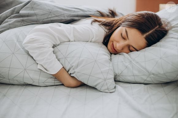 A melatonina, hormônio produzido naturalmente pelo nosso organismo, ajuda a regular os ciclos de sono e vigília