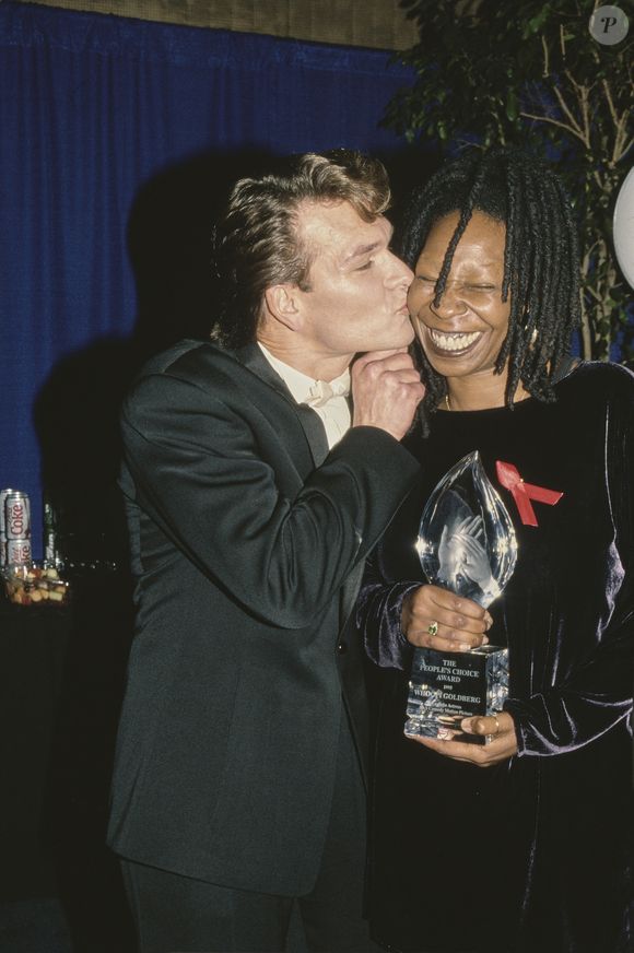 Oportunidade dada por Patrick Swayze a Whoppi Goldberg mudou sua vida e a rendeu um Oscar. O ator morreu em 2009, vítima de um câncer de pâncreas agressivo