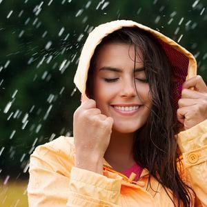 Andar na chuva sem usar guarda-chuva pode representar mais do que um simples hábito. Psicologia aponta relação com espontaneidade, liberdade e conexão com o presente