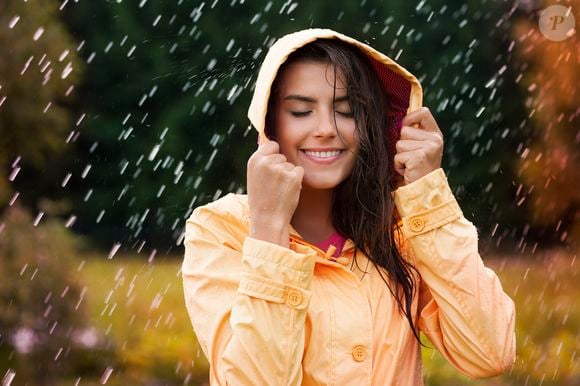 Andar na chuva sem usar guarda-chuva pode representar mais do que um simples hábito. Psicologia aponta relação com espontaneidade, liberdade e conexão com o presente