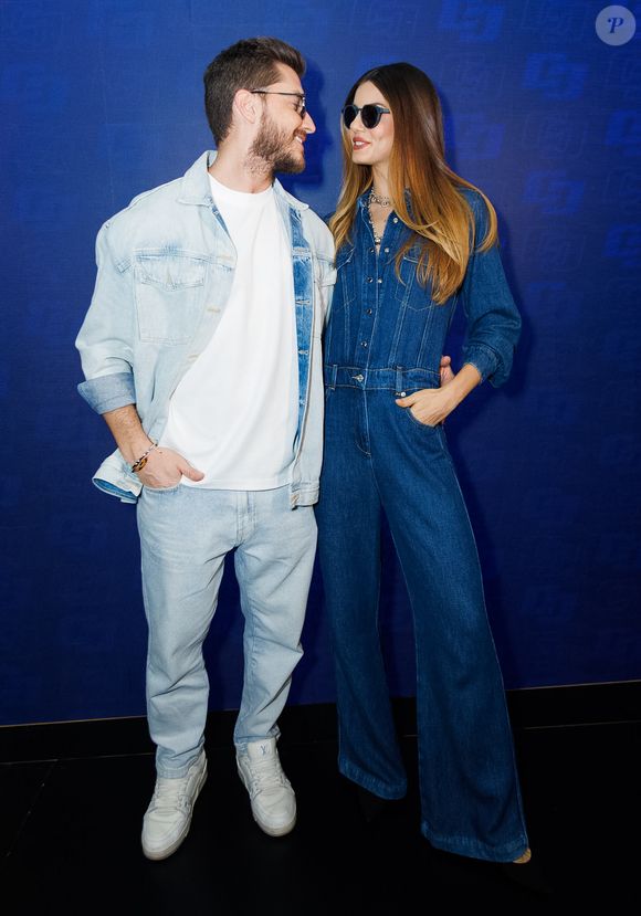 Inspirados na estética do jeans-on-jeans, Camila e Klebber surgiram com combinações que remetem ao icônico visual de Britney Spears e Justin Timberlake nos anos 2000