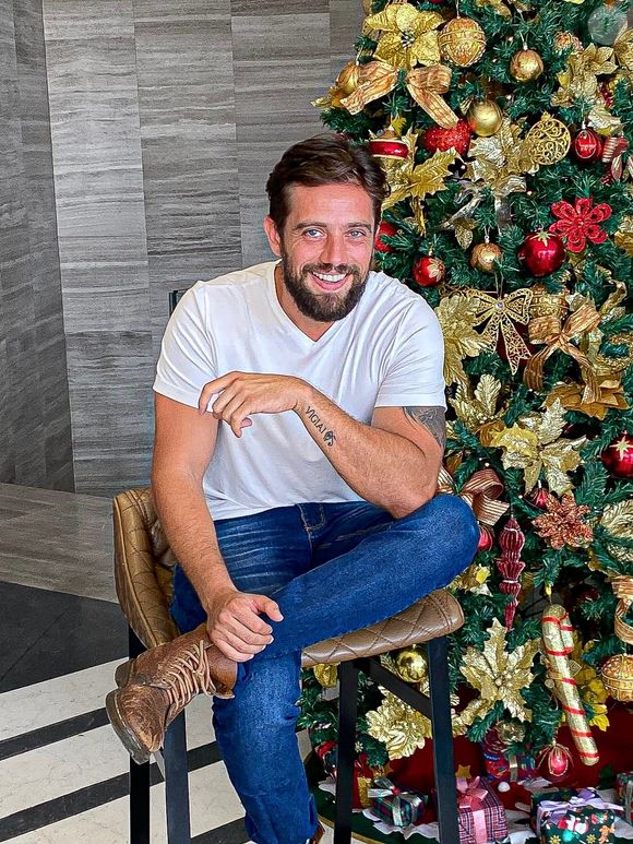 Rafael Cardoso voltou a deixar a barba crescer, garantindo sua 'marca registrada' para os próximos projetos