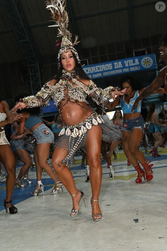 Sabrina Sato, de 45 anos, exibe o barrigão de oito meses de gravidez durante ensaio da Unidos de Vila Isabel, no Rio de Janeiro, com look carnavalesco de búzios, pedrarias e penas
