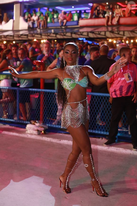 Erika Januza estreou na Viradouro no posto de Rainha de Bateria em 2022.