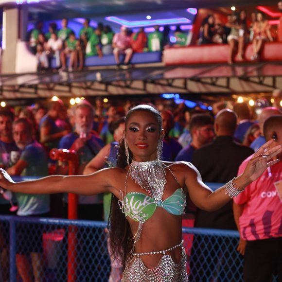 Erika Januza estreou na Viradouro no posto de Rainha de Bateria em 2022.