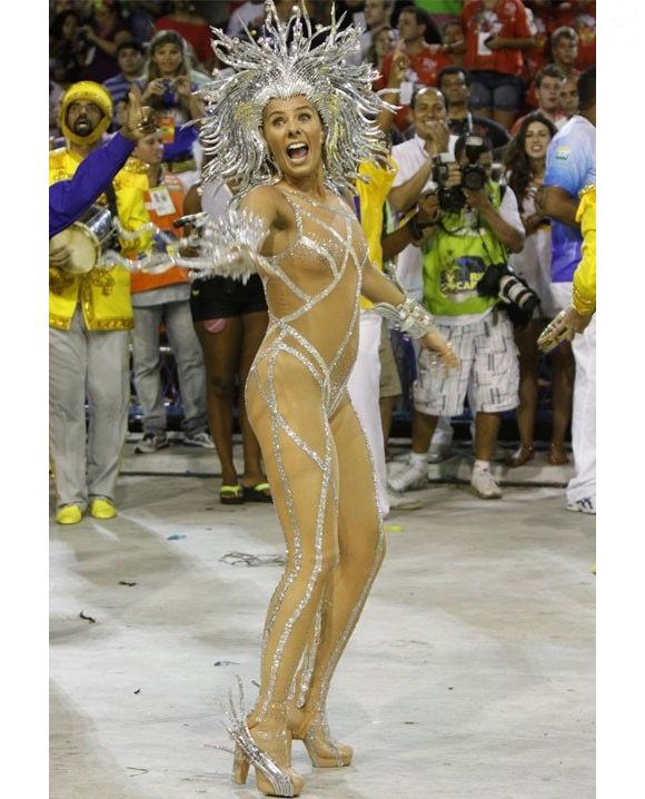 Adriane Galisteu ainda permaneceu no posto de rainha de bateria da Unidos da Tijuca em 2011, mas foi retirada no mesmo ano