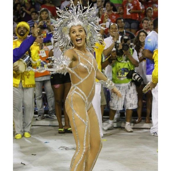 Adriane Galisteu ainda permaneceu no posto de rainha de bateria da Unidos da Tijuca em 2011, mas foi retirada no mesmo ano