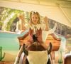 Além da decoração luxuosa, festa de Vicky contou com diversos brinquedos, incluindo um touro mecânico
