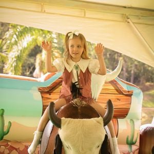 Além da decoração luxuosa, festa de Vicky contou com diversos brinquedos, incluindo um touro mecânico