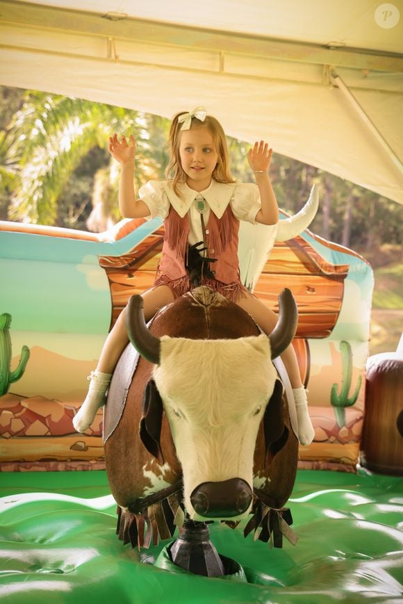 Além da decoração luxuosa, festa de Vicky contou com diversos brinquedos, incluindo um touro mecânico