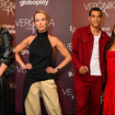 Blazer bordado com pedrarias, calça oversized e vestido vermelho com fenda: xx looks de Mariana Ximenes, Karol Conká, Marcello Melo Jr. e Mell Muzzillo em première de 'Verônika com K'