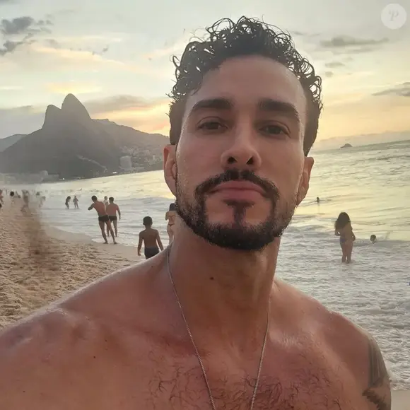 Comentários como “Misericórdia, que homem!” tomaram conta da web após a imagem do policial circular nas notícias sobre o 'surubão do Arpoador'