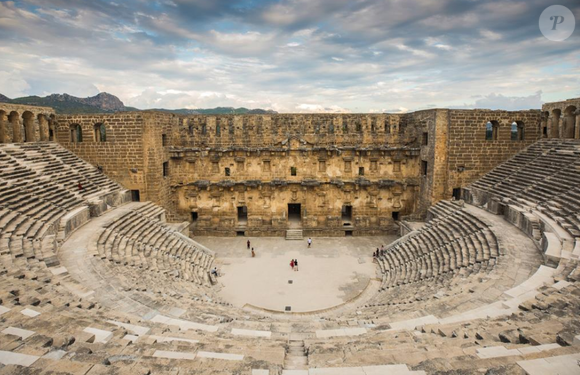Antalya é um dos destinos mais visitados do mundo. Com seus mais de 600 quilômetros de litoral banhado pelo Mar Mediterrâneo, a cidade é um convite ao descanso e à contemplação.