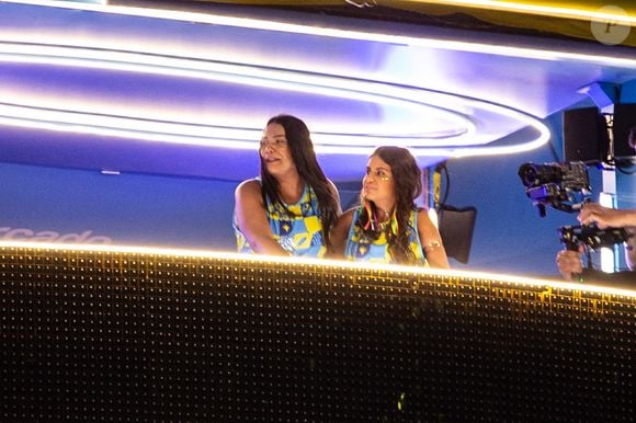 Chai e Gabi ficaram menos de 30 minutos na Sapucaí em ação do BBB 26. A passagem relâmpago gerou críticas nas redes sociais e levantou questionamentos sobre o foco publicitário do programa