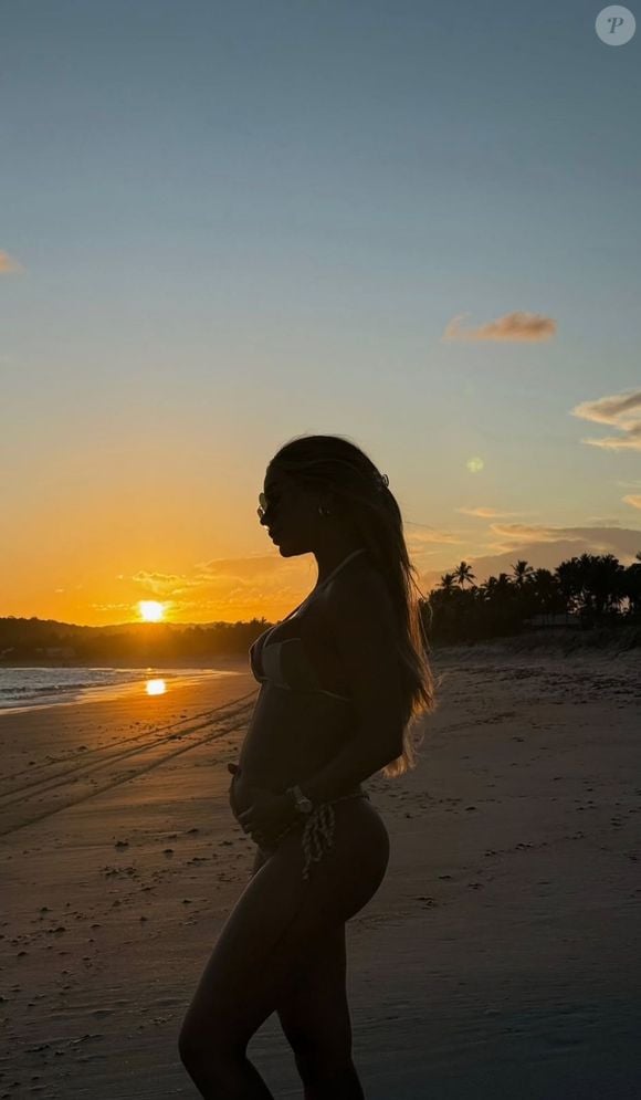 Brunna Gonçalves posa com barriga de grávida com pôr do Sol ao fundo