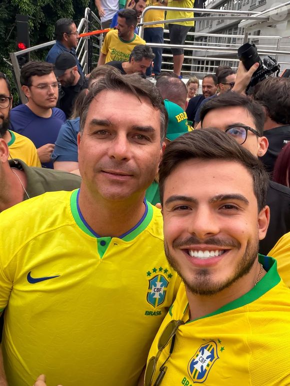 Thomaz Costa prestou apoio a Flávio Bolsonaro e chegou a posar ao lado do senador em campanhas políticas