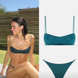 Em um dos momentos, Bruna Marquezine apostou no top Agatha azul profundo, peça que chamou atenção e reforçou seu estilo elegante mesmo em clima de férias