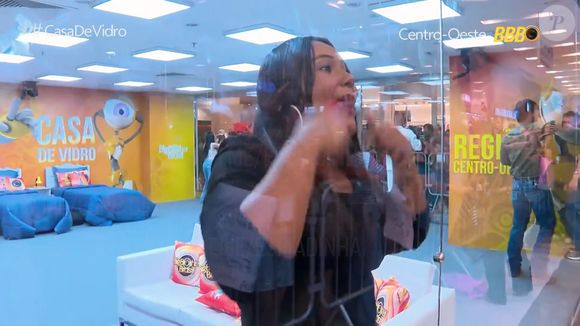 A pipoca raiz Chaiany conquistou a web ao falar sobre cancelamento e enfrentar uma rival logo nas primeiras horas do BBB 26