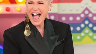 'A cara de egípcia da Patrícia Abravanel': no SBT, Xuxa dispara contra Bolsonaro e web vê 'torta de climão' com filha de Silvio Santos