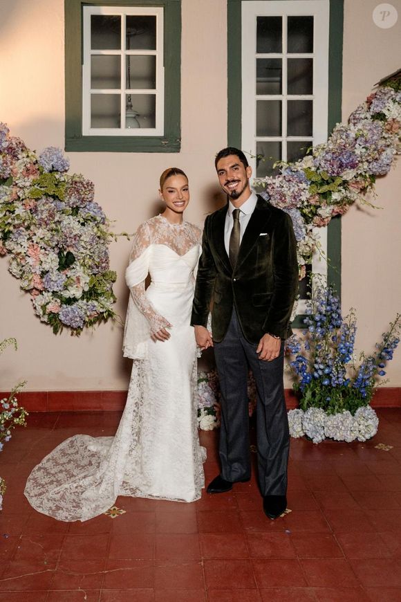 Fotos oficiais de Giovanna Lancellotti e Gabriel David após a cerimônia destacam looks do casal