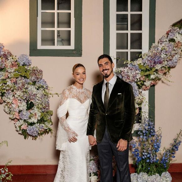 Fotos oficiais de Giovanna Lancellotti e Gabriel David após a cerimônia destacam looks do casal