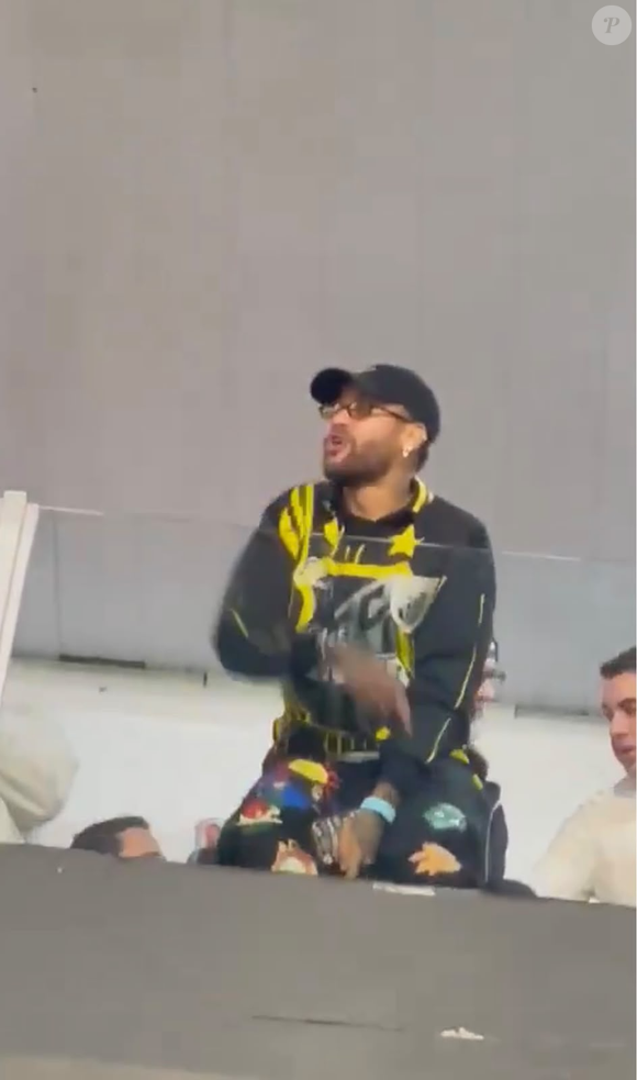 Fora de campo por conta de lesão, Neymar virou assunto durante o jogo entre Santos e Atlético-MG após protagonizar uma discussão com torcedores