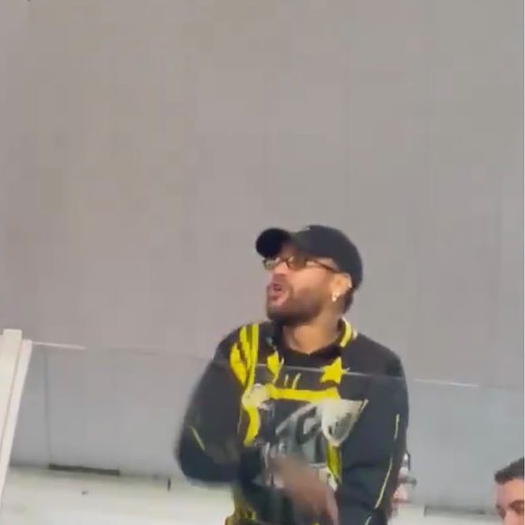 Fora de campo por conta de lesão, Neymar virou assunto durante o jogo entre Santos e Atlético-MG após protagonizar uma discussão com torcedores