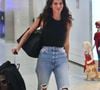 De jeans rasgado, Bruna Marquezine foi alvo de fotos ao embarcar no aeroporto do Rio em 7 de março de 2025