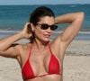 Flávia Alessandra exibe corpo definido em biquíni vermelho e exibe corpo definido durante viagem