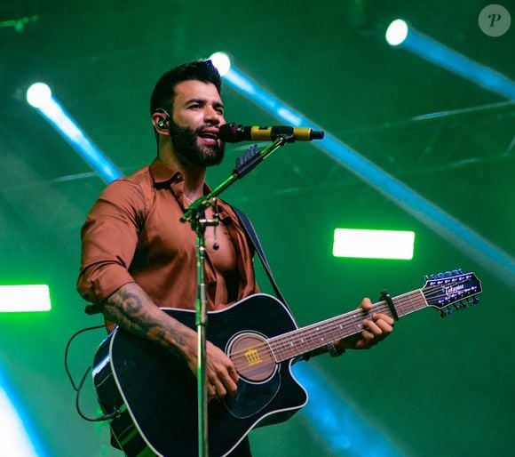 Gusttavo Lima sentiu desconforto gastrointestinal horas após retornar ao Brasil e cancelou show no festival Villamix