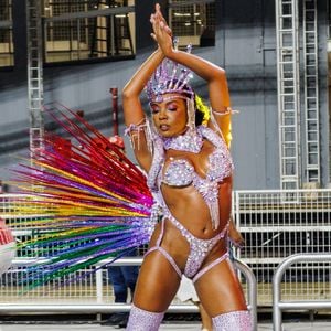 Com botas altas e o corpo em evidência, Thelminha mostrou que o samba no pé continua sendo uma de suas virtudes