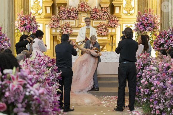 Casamento de Aldeíde (Karine Teles) e Laudelino (Herson Capri) em 'Vale Tudo' acontece na hípica.