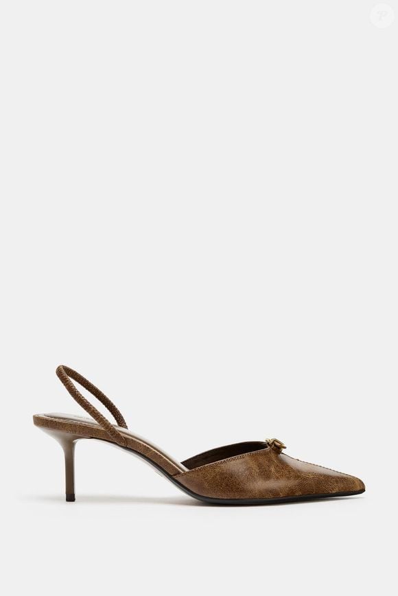 O marrom segue firme como uma das cores queridinhas da estação. E estes sapatos slingback em tom café, tipo mule com fivela, assinados pela Zara, unem tendência e sofisticação em um único modelo. O preço é de R$ 279,00
