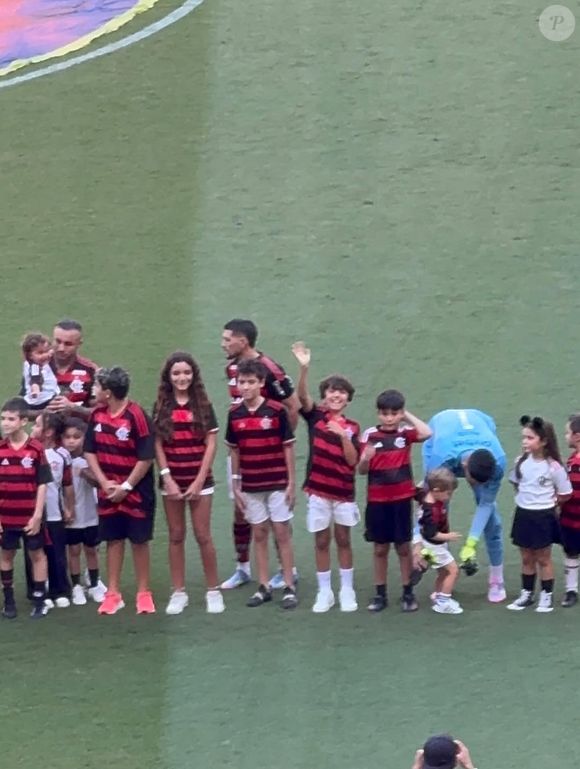 Neto de Silvio Santos e filho de Patricia Abravanel, Pedro entrou em campo com os jogadores do Flamengo