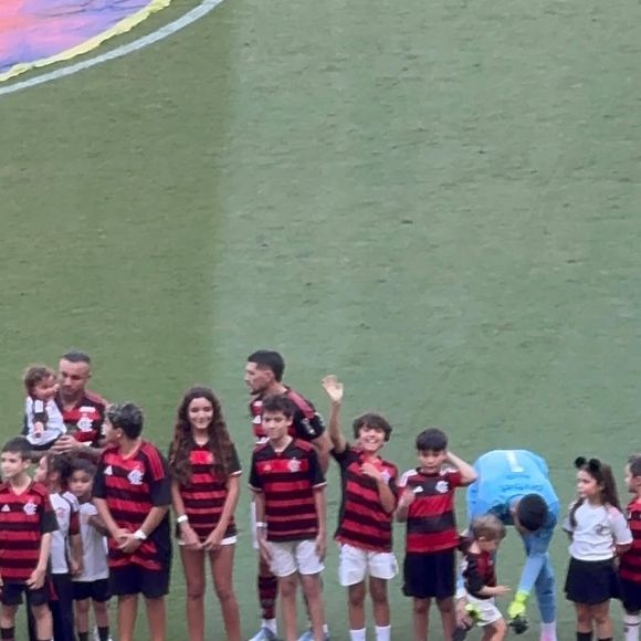 Neto de Silvio Santos e filho de Patricia Abravanel, Pedro entrou em campo com os jogadores do Flamengo