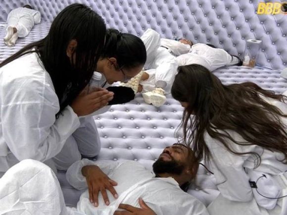 Participantes seguem confinados há dias no Quarto Branco do BBB 26 enquanto a web questiona os excessos da prova