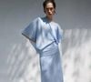 Com modelagem digna de tapete vermelho, o vestido acetinado azul-claro da Zara aposta em mangas assimétricas e drapeado elegante para elevar os looks de inverno
