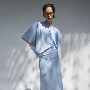 Com modelagem digna de tapete vermelho, o vestido acetinado azul-claro da Zara aposta em mangas assimétricas e drapeado elegante para elevar os looks de inverno