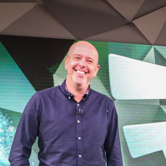 Alex Escobar assumiu o lugar de Tadeu Schmidt no 'Show da Vida', bloco de esportes do 'Fantástico', na Globo.