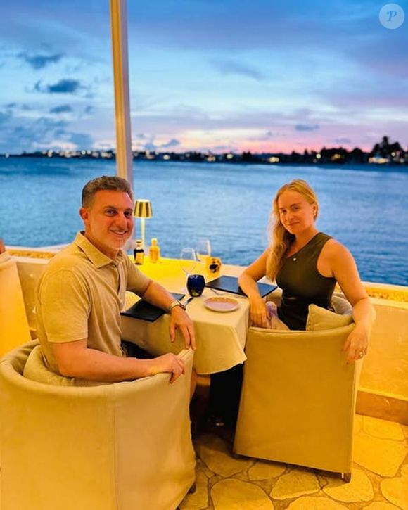Angélica e Luciano Huck posaram em cenários paradisíacos da região