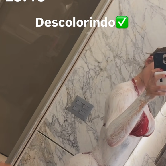 Banho de lua do momento: influenciadora mostra técnica para descolorir os pelos e realçar o bronzeado antes do ensaio