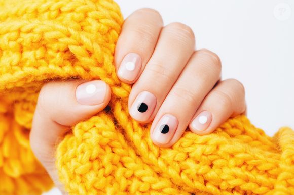 Nail art minimalista em formato gráfico deixa suas unhas com mood descolado