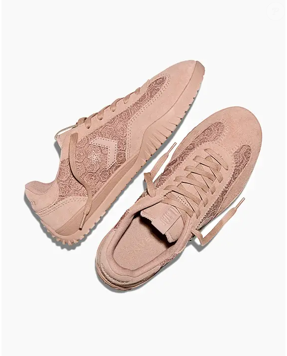 A Converse acaba de apresentar uma de suas versões mais românticas dos últimos tempos. Com flores em crochê e visual delicado, o modelo acompanha a estética feminina que vem dominando as passarelas e o street style