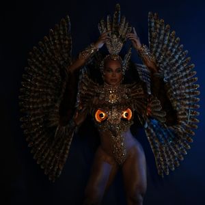 Savia David usou fantasia de LED no desfile do Carnaval 2025 da Beija-Flor