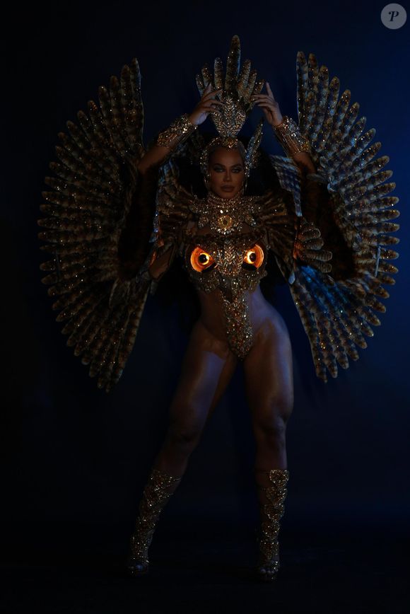 Savia David usou fantasia de LED no desfile do Carnaval 2025 da Beija-Flor